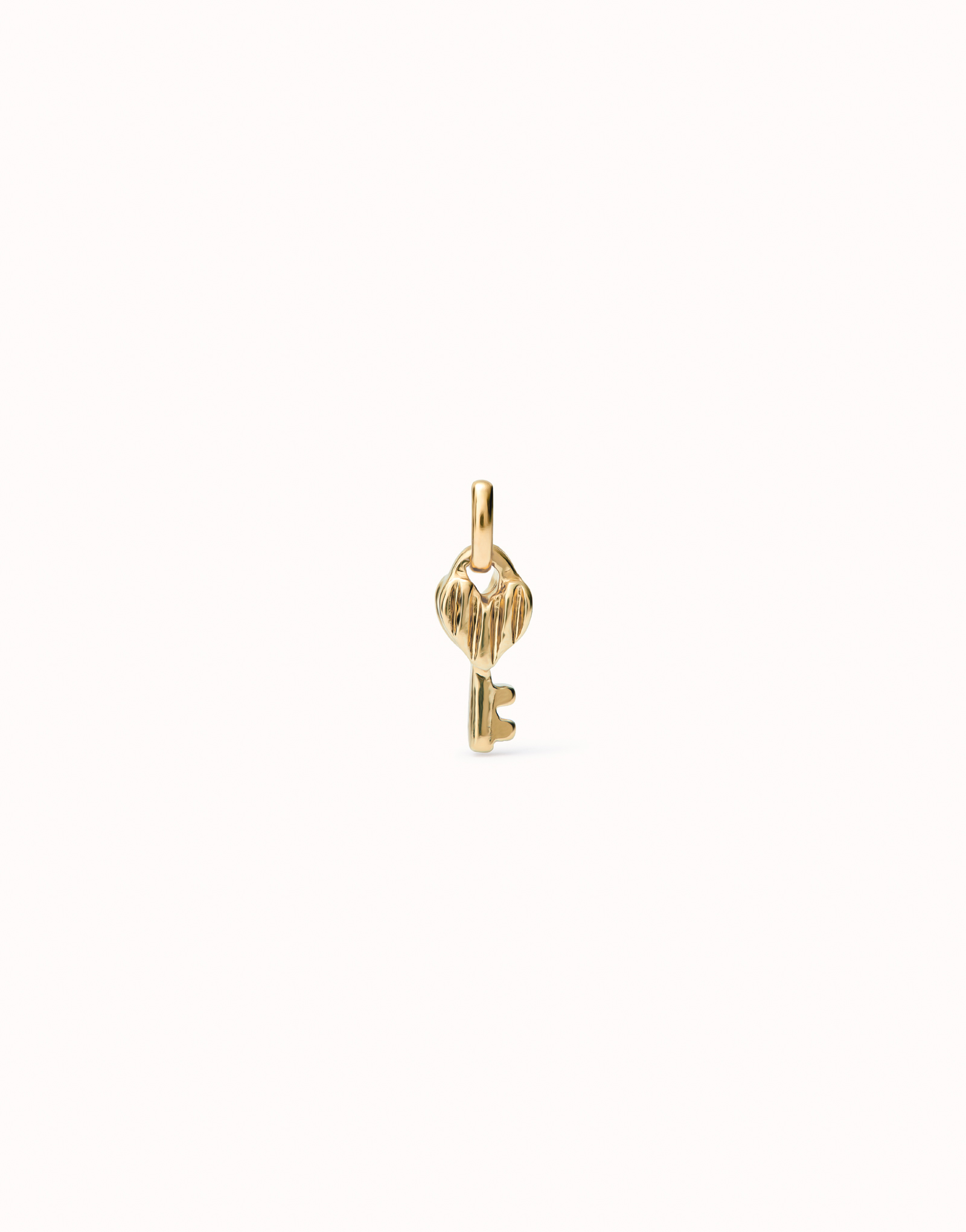 Charm  bañado en oro 18k con forma de llave., Dorado, large image number null